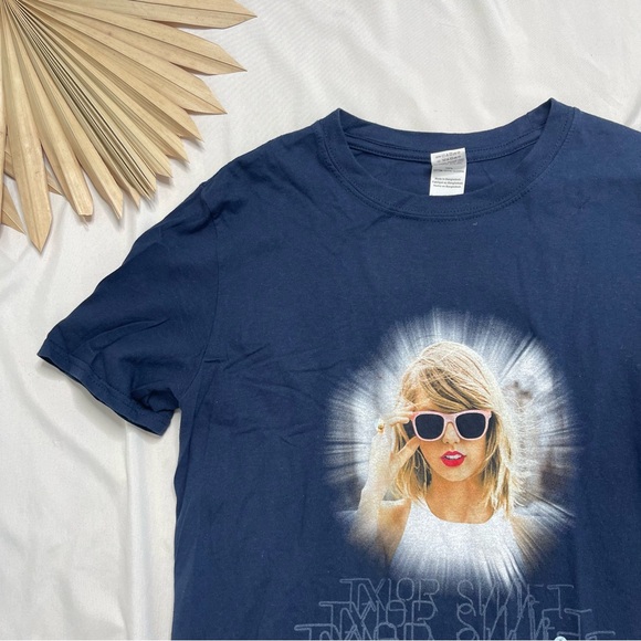 Taylor Swift The 1989 World Tour Sunglasses Neon Sign Short Sleeve Shirt Medium - Picture 2 of 6